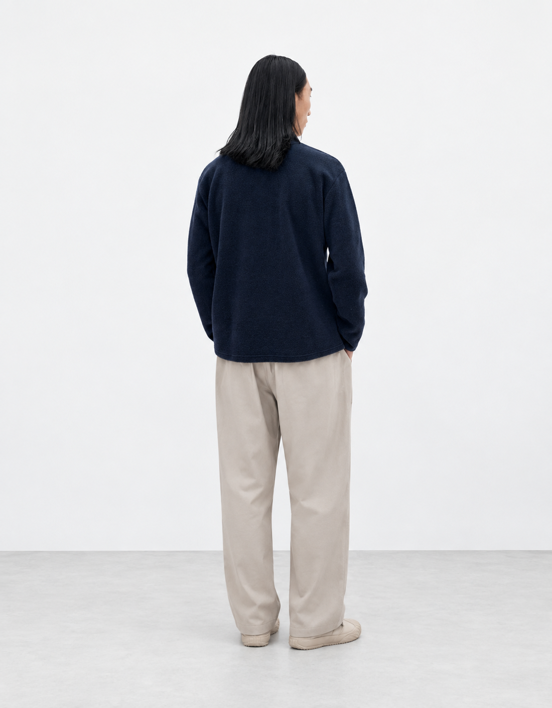 UNFEIGNED Wool Polo — azul marino oscuro — detras modelo