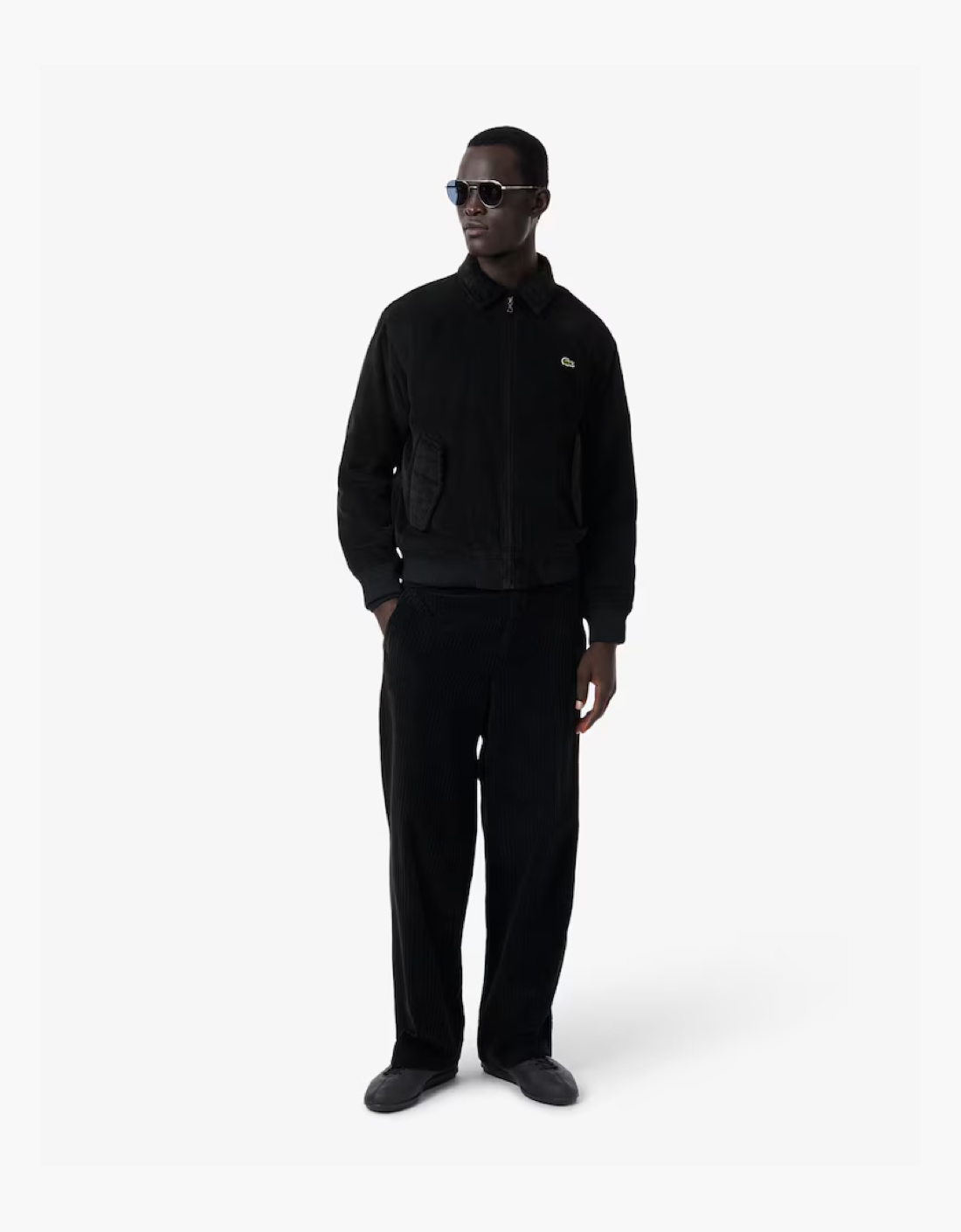 Chaqueta de pana negra, vista frontal de cuerpo completo