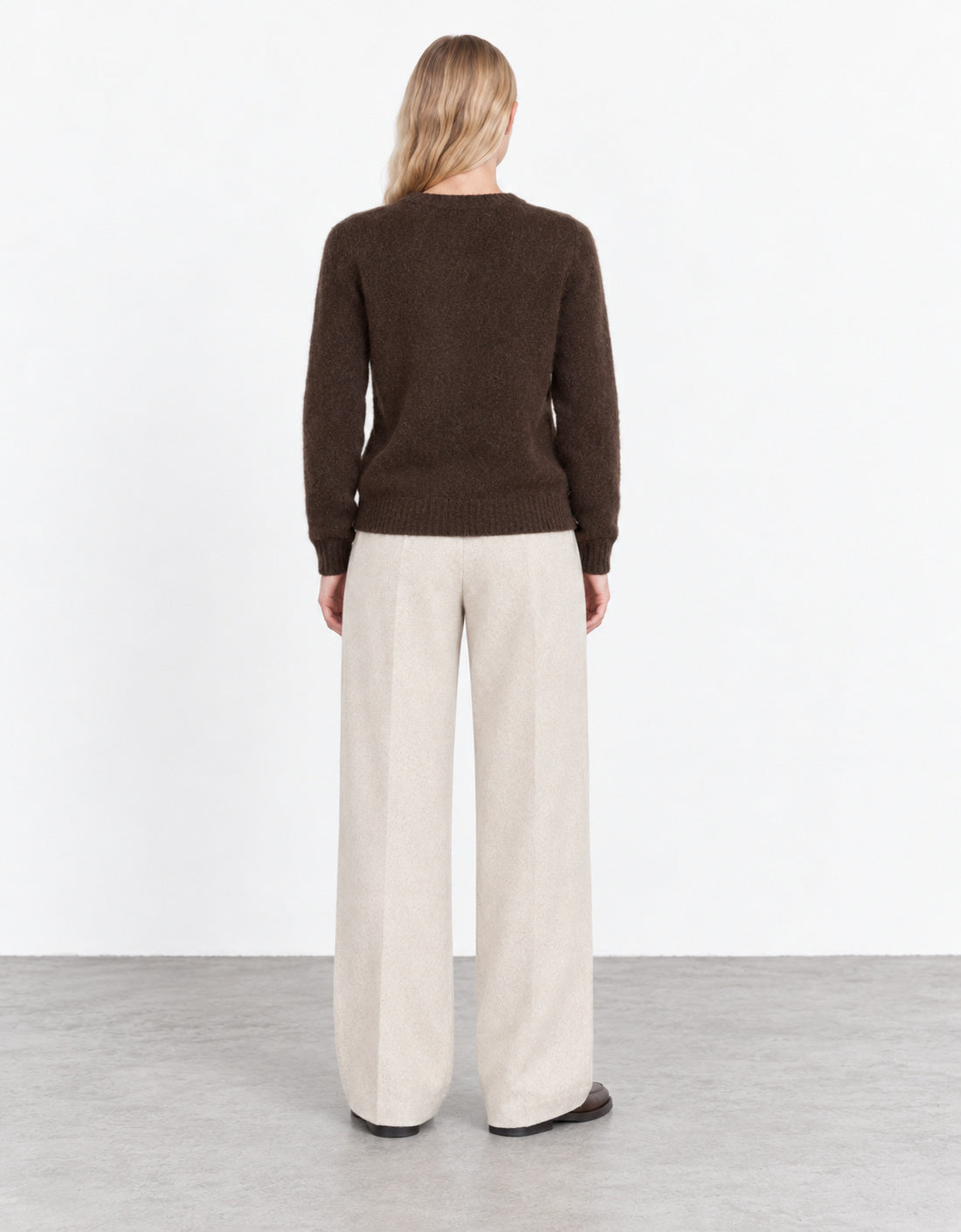 Jersey lana y cashmere cepillado "Cellula" marrón oscuro, vista trasera