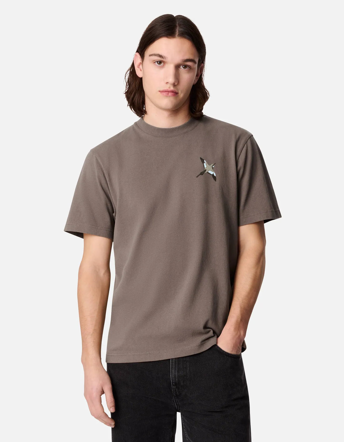 Camiseta "Micro Bee Bird" Marrón café – detalle
