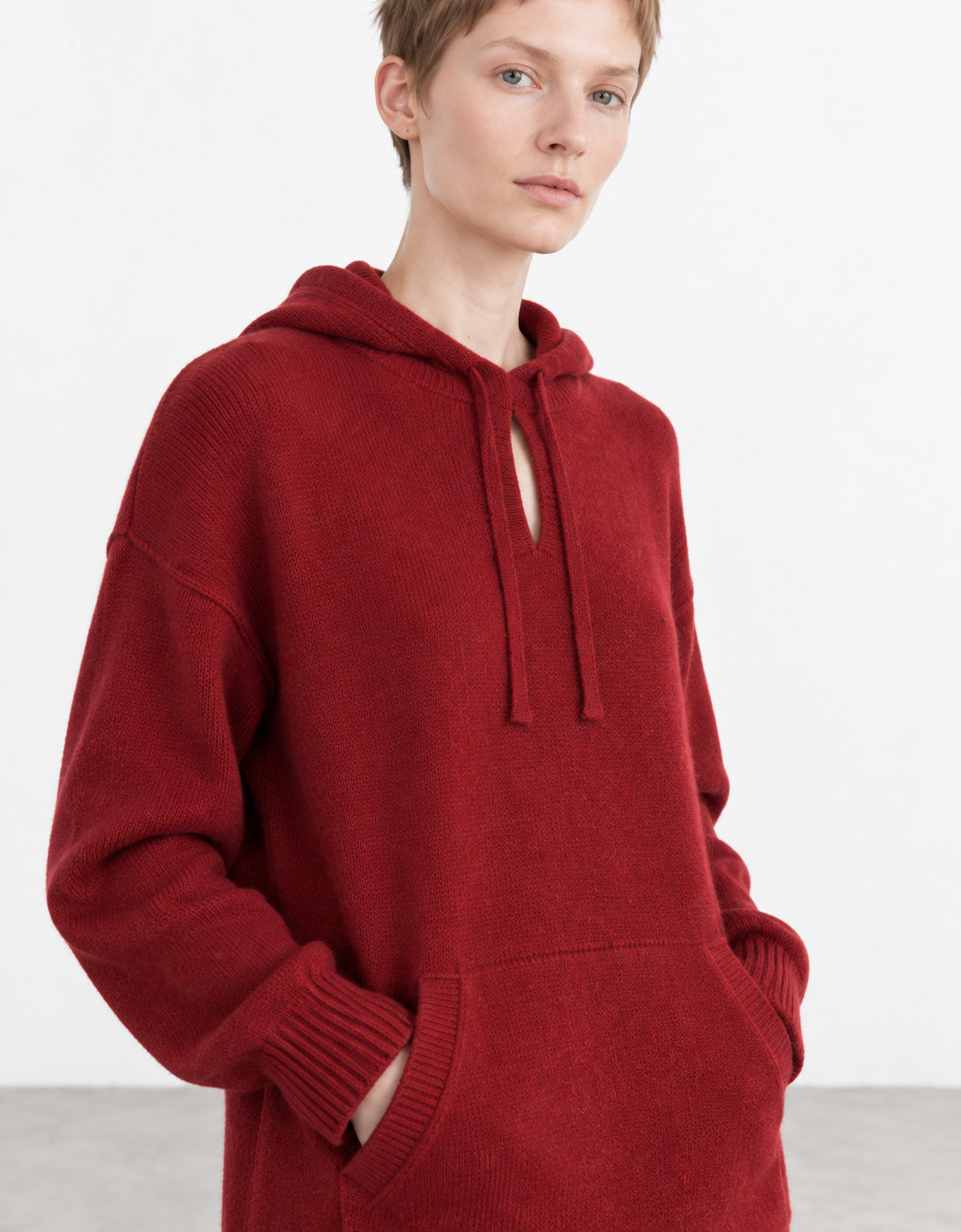 Jersey lana y cashmere con capucha "Leguale" rojo, detalle