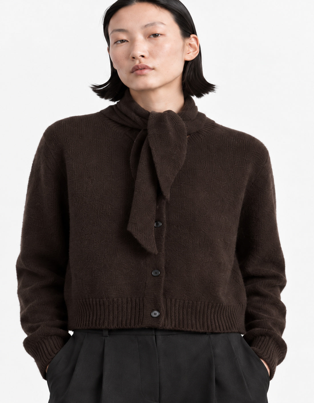 Cárdigan lana y cashmere con lazada "Palo" marrón oscuro, detalle