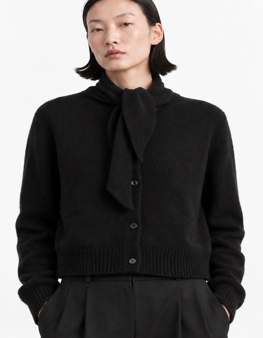 Cárdigan lana y cashmere con lazada "Palo" negro, detalle