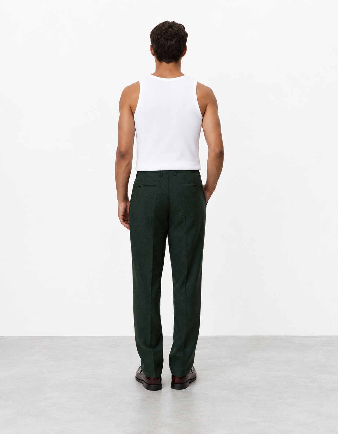 Pantalón traje lana Wool Regular verde oscuro - espalda con modelo