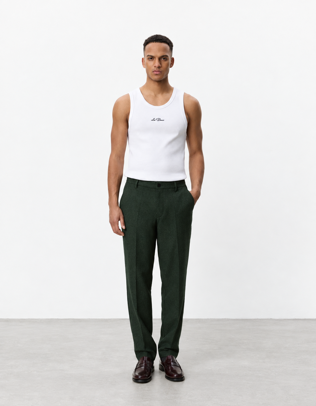 Pantalón traje lana Wool Regular verde oscuro - frontal con modelo