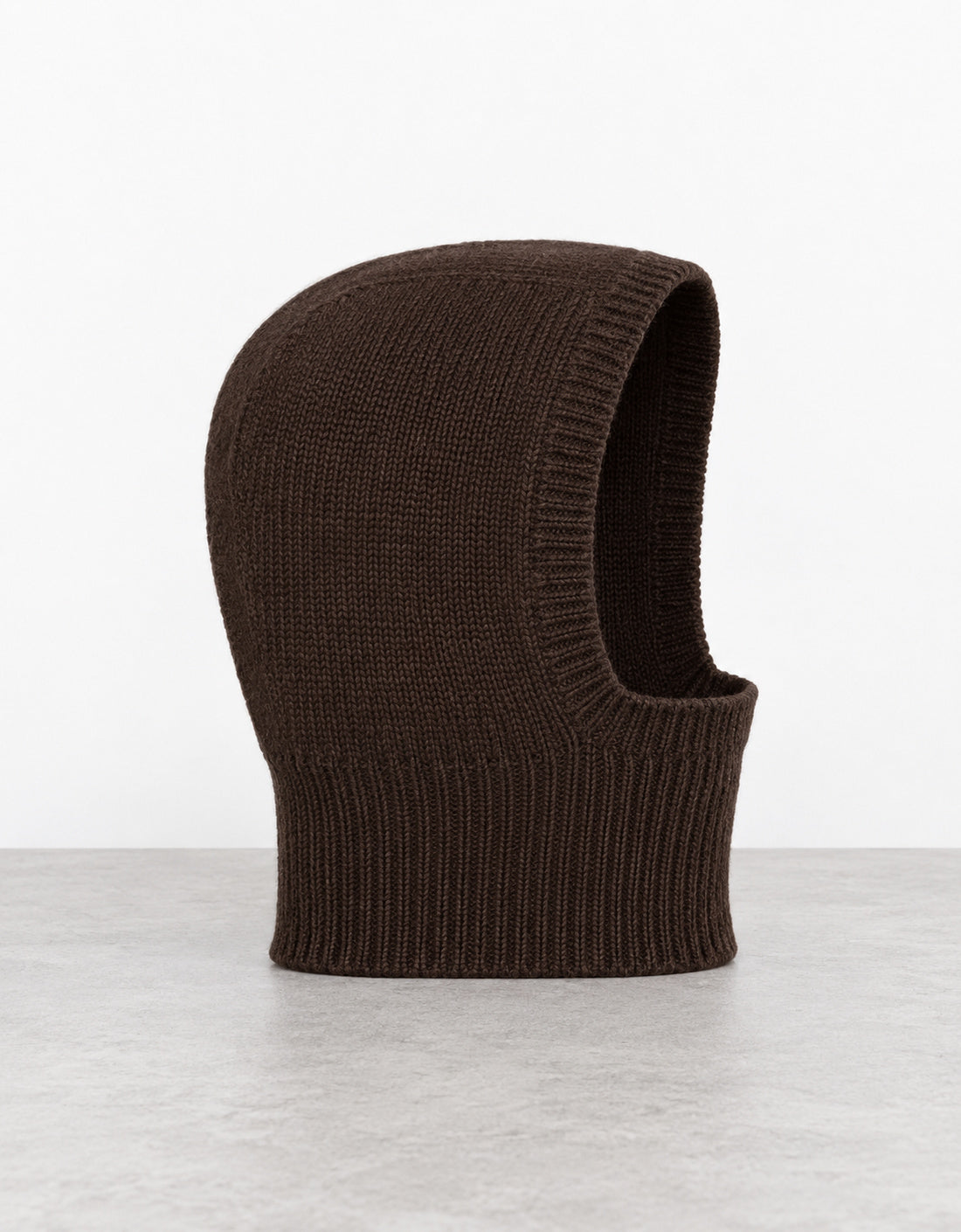 Capucha lana merino "Portici" marrón oscuro, vista frontal